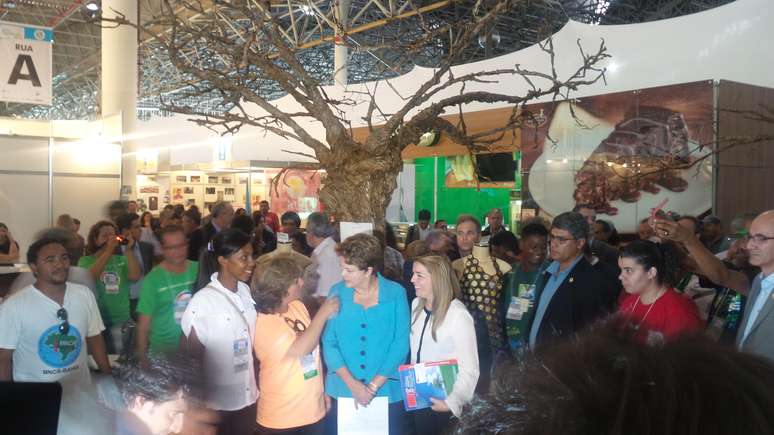 Antes de discursar, Dilma visitou a feira, fora do alcance da imprensa, com catadores de lixo reciclável