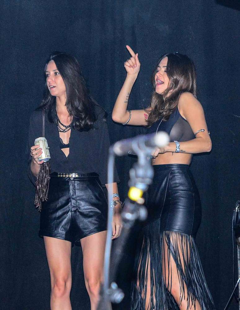 Thaila Ayala usa look sexy para show em S&atilde;o Paulo