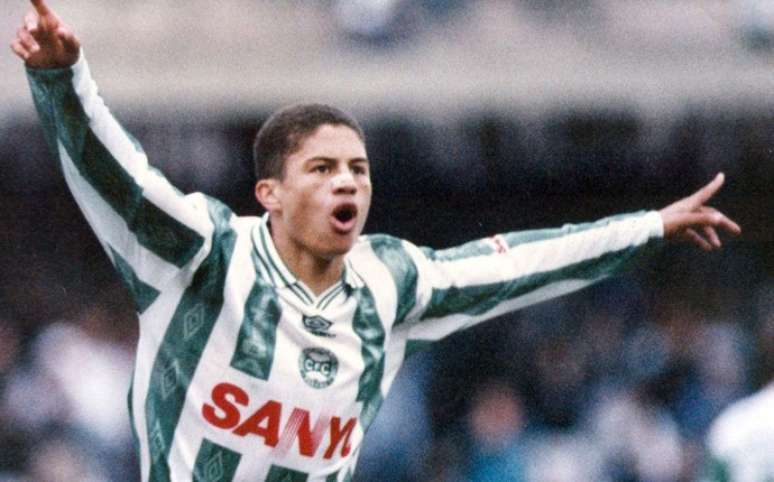 Alex estreou no profissional em 1995 e ajudou no acesso &agrave; S&eacute;rie A