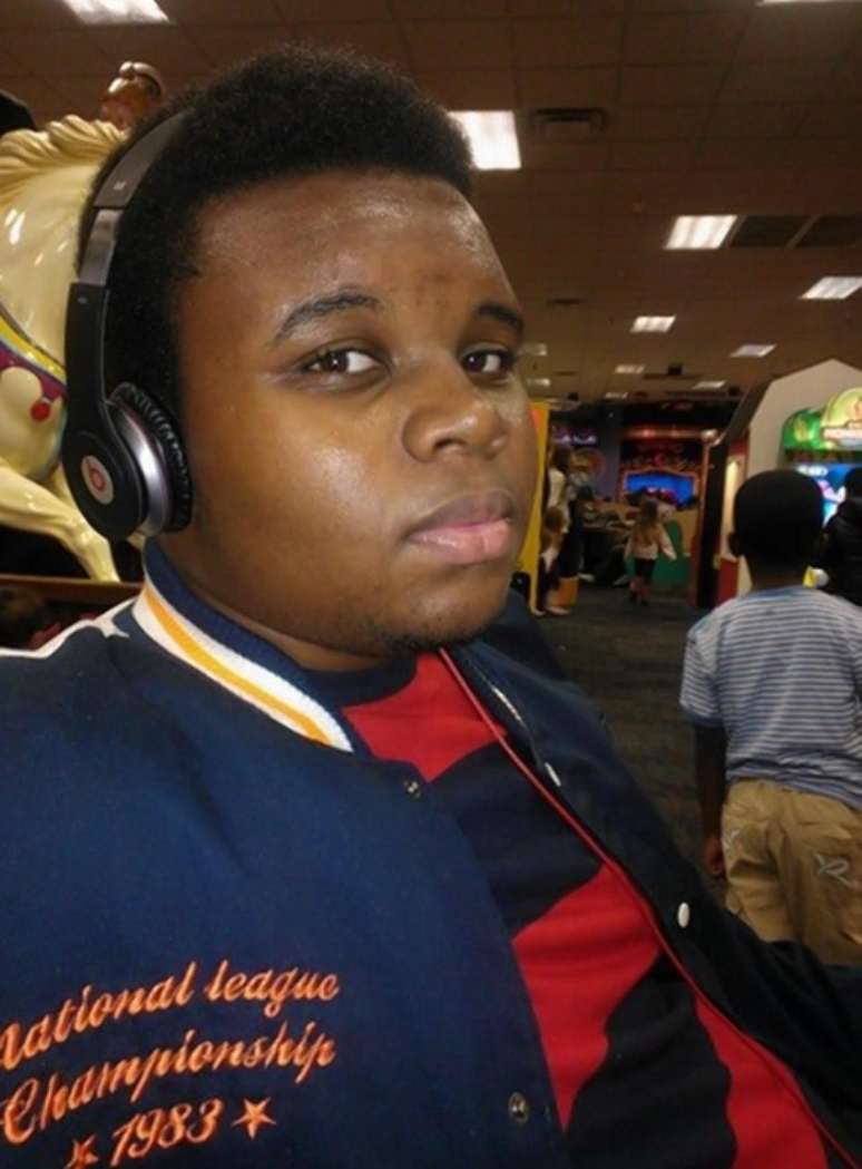 No dia 9 de agosto de 2014, Brown, de 18 anos, morreu após ser atingido por seis tiros disparados por um policial