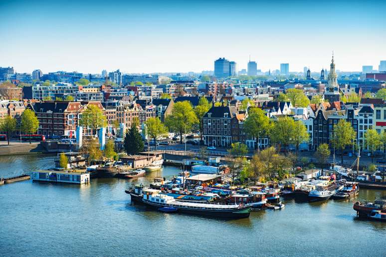 Amsterdã é mundialmente conhecida pelos canais que permeiam a cidade