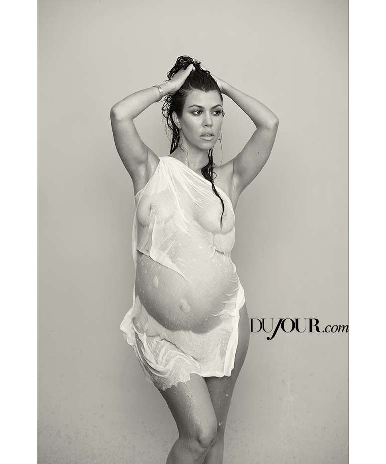 Kourtney Kardashian posa nua para revista 