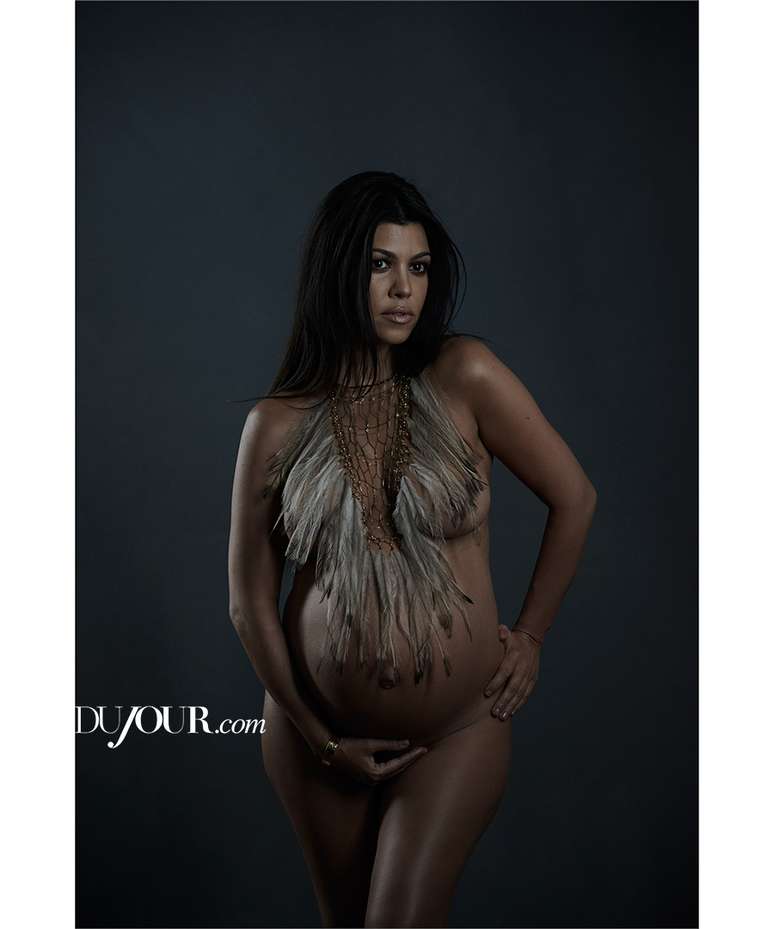 Kourtney Kardashian posa nua para revista 