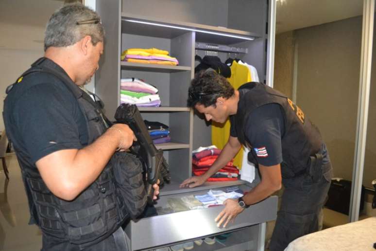 <p>Policiais federais cumprem madado de busca e apreensão em Anajatuba</p>