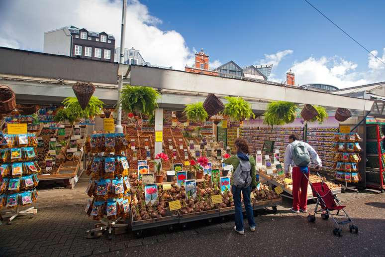 Flores, antiguidades e comidas de diferentes partes do mundo estão nas feiras