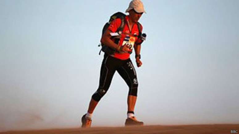 "Bebi urina e sangue de morcego para sobreviver", diz atleta em parte de relato sobre maratona no Saara