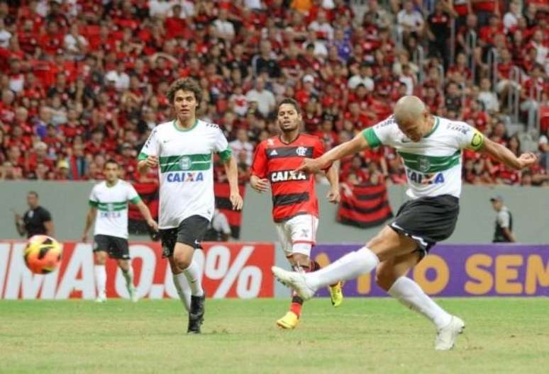 Alex, em 2013, quando marcou um golaço contra o Flamengo: "aprendi com o Zico"