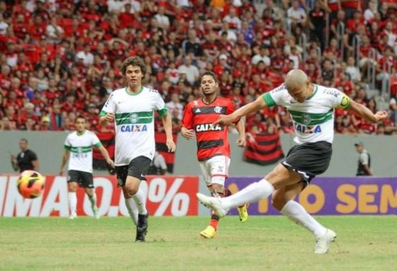 Alex, em 2013, quando marcou um gola&ccedil;o contra o Flamengo: "aprendi com o Zico"