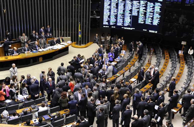 Deputados se reuniram na manhã de quarta e finalizaram a sessão apenas no final da madrugada de quinta