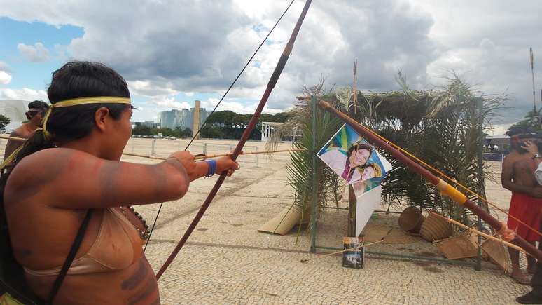 <p>ìndio usa foto de Kátia Abreu como alvo para flechadas</p>