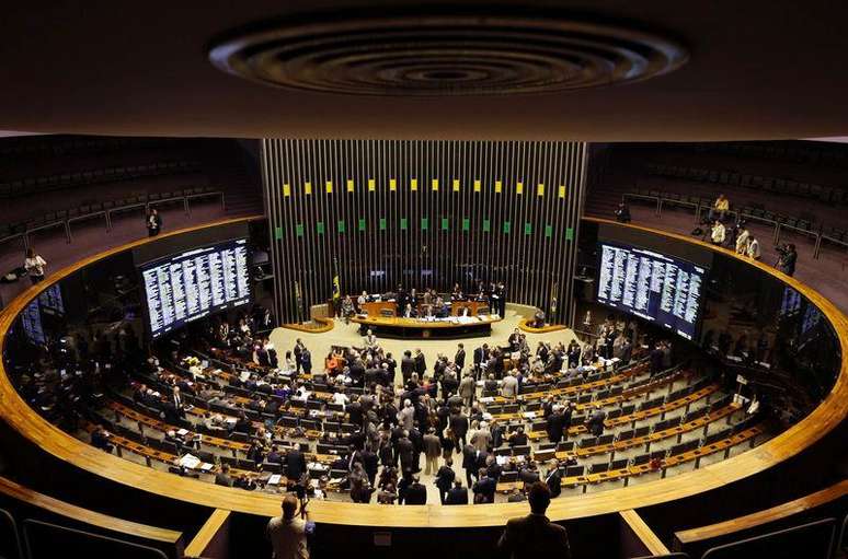 <p>PEC estabelece a obrigatoriedade do pagamento das emendas parlamentares individuais, equivalentes a 1,2% da receita corrente líquida do ano anterior</p>