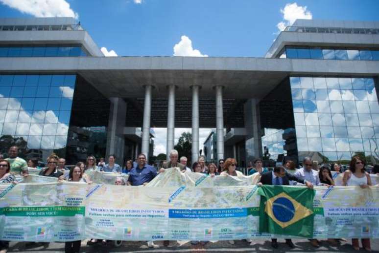 <p>Manifesta&ccedil;&atilde;o reuniu cerca de 50 pessoas</p>