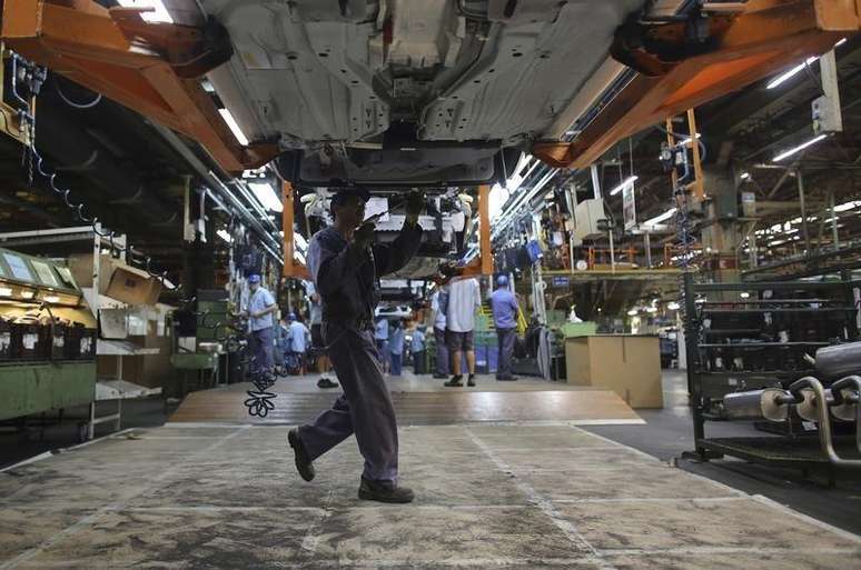 <p>Funcionário monta carro da Ford na fábrica da empresa em São Bernardo do Campo</p>