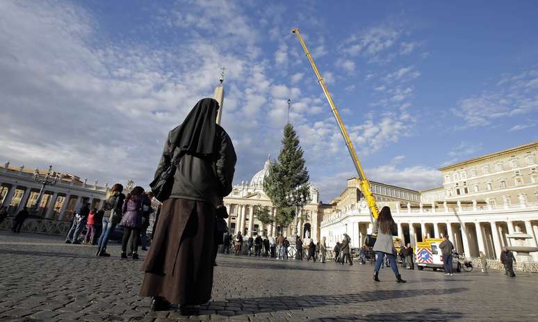 Árvore de Natal é colocada na Praça de São Pedro nesta quinta-feira