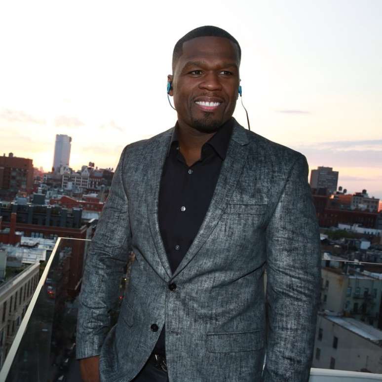 O sorriso do rapper americano 50 Cent nem sempre foi tão branco assim. Mas depois que ele se rendeu ao clareamento dental seu sorriso ficou reluzente