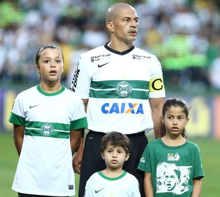 Alex, cercado pelos filhos Maria, Felipe e Antônia, na hora do hino antes do jogo