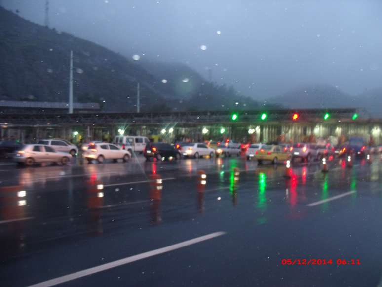 <p>Motoristas enfrentavam chuva no início da manhã desta sexta-feira para passar pelo pedágio na Linha Amarela</p>