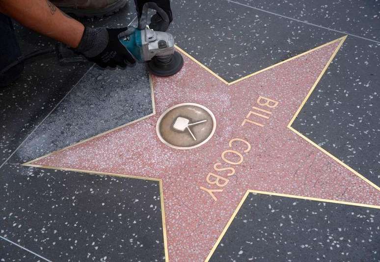 Funcionário limpa estrela de Bill Cosby na Calçada da Fama de Hollywood, em Los Angeles. 05/12/2014.