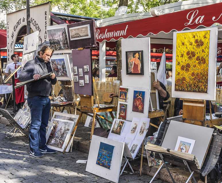 O fluxo de turistas na Basílica de Sacré Croeu faz com que o montanhoso bairro de Montmartre se encha de cores e artistas franceses 