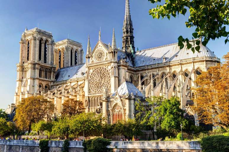 Para aliviar o bolso no quinto dia, admirar a Catedral de Notre Dame e as pontes do Rio do Sena são boas escolhas no caminho para o aeroporto