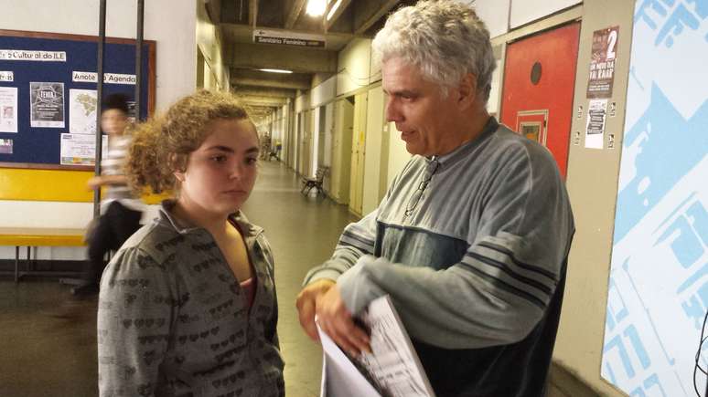 <p>F&aacute;bio Campos, que pediu &agrave; Comiss&atilde;o da Verdade a investiga&ccedil;&atilde;o da morte da m&atilde;e, participou do encontro junto da filha</p><p>&nbsp;</p>