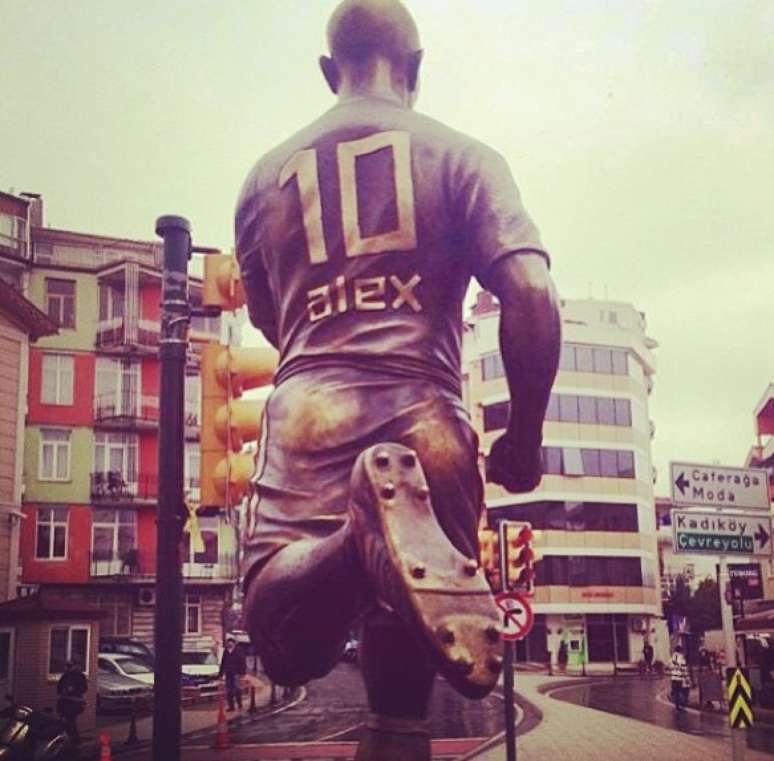 Estátua, com o tamanho real de Alex, fica em frente ao estádio do Fenerbahçe