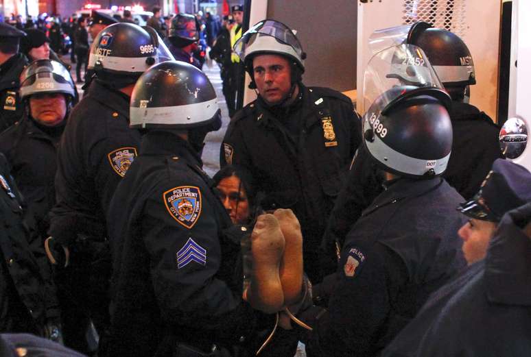 Policiais enfrentaram manifestantes em segunda noite seguida de confrontos