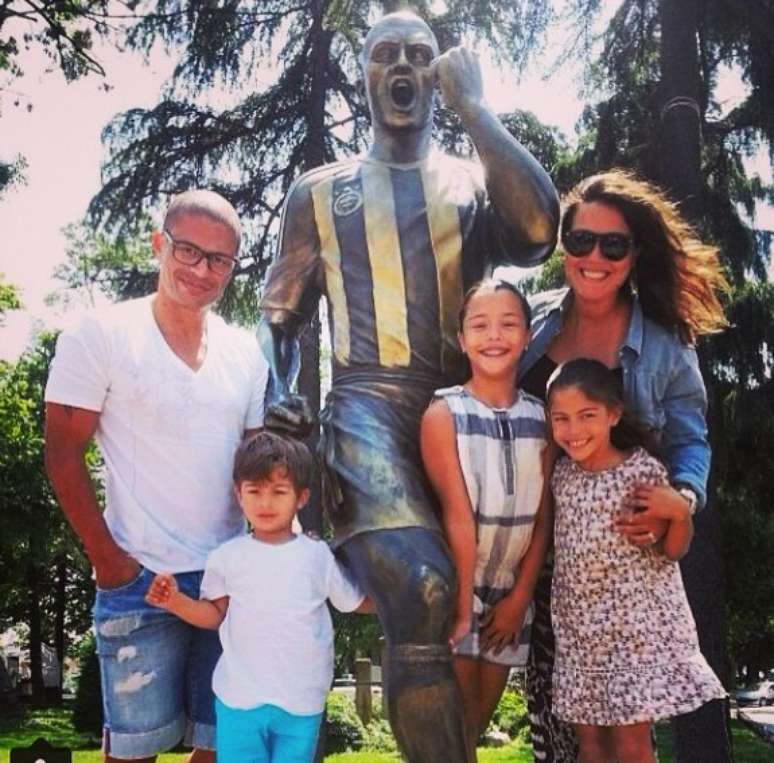 Fam&iacute;lia reunida em frente &agrave; est&aacute;tua de Alex na Turquia: f&eacute;rias durante m&ecirc;s da Copa do Mundo