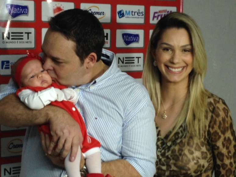 Guto comemora eleição com a esposa Lau Veronez e a pequena filha Layla