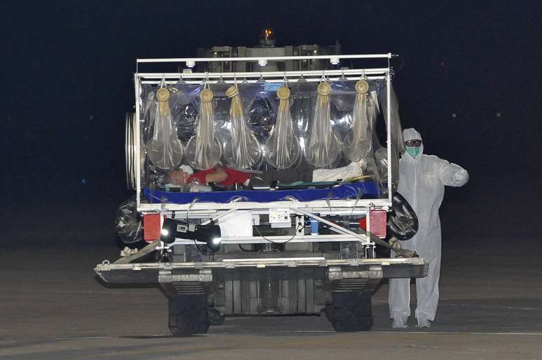 <p>Funcion&aacute;rios dos servi&ccedil;os de emerg&ecirc;ncia m&eacute;dica, vestidos com roupas de prote&ccedil;&atilde;o, transportam no aeroporto militar de Pratica di Mare, em Roma,&nbsp;o&nbsp;m&eacute;dico italiano que contraiu ebola&nbsp;enquanto trabalhava em Serra Leoa,&nbsp;em 25 de novembro&nbsp;</p>