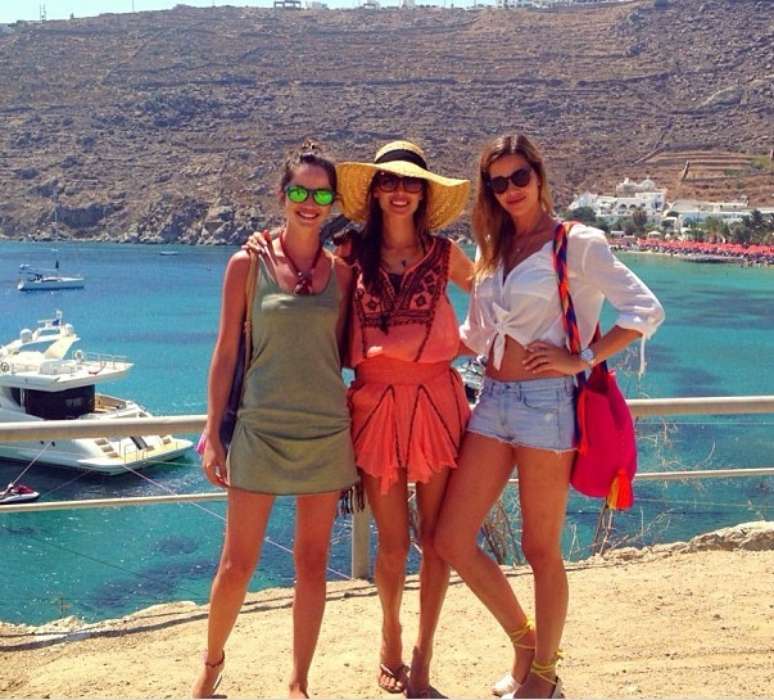 Renata Maciel, Alessandra Ambrósio e Ana Beatriz Barros curtem a paisagem em Mykonos