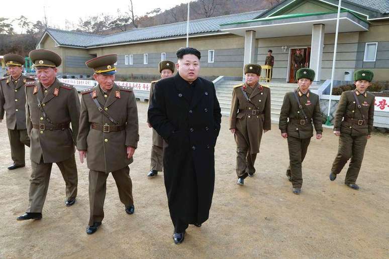 <p>Líder norte-coreano, Kim Jong Un, inspeciona Companhia de Artilharia em foto de divulgação, sem data, da agência de notícias norte-coreana, divulgada em 2 de dezembro</p>