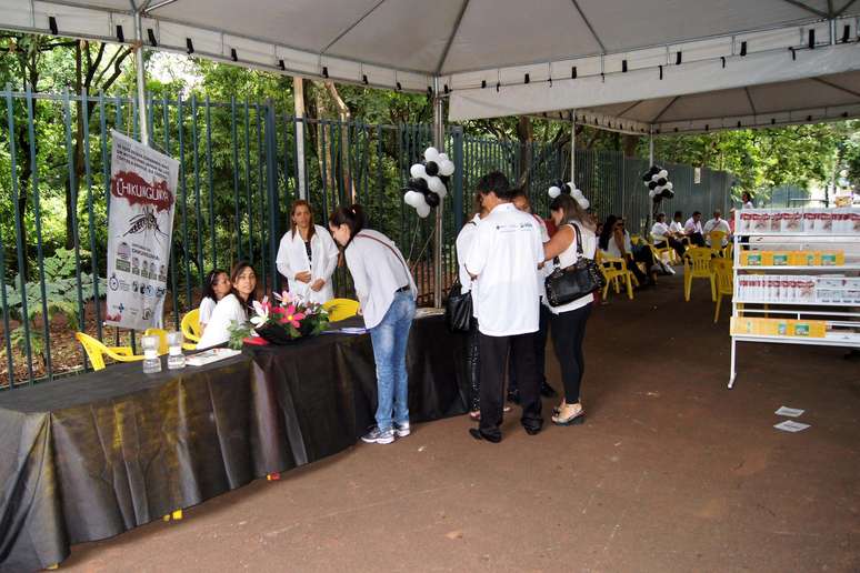 <p>Campanha Contra Dengue e Chikungunya em Goi&acirc;nia (GO), no Parque Arei&atilde;o, na manh&atilde; deste s&aacute;bado, para conscientizar os moradores sobre o problema da prolifera&ccedil;&atilde;o dos mosquitos transmissores. Estudantes da Universidade Federal de Goi&aacute;s mostraram a evolu&ccedil;&atilde;o da larva ao mosquito adulto, al&eacute;m de uma maquete com os casos certos e errados de se manter as casas limpas de criadouros</p>