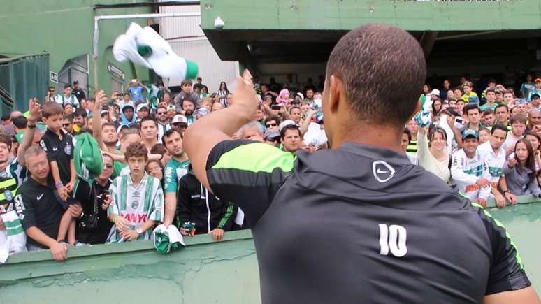 Alex deu autógrafos a torcedores em último treino pelo Coritiba
