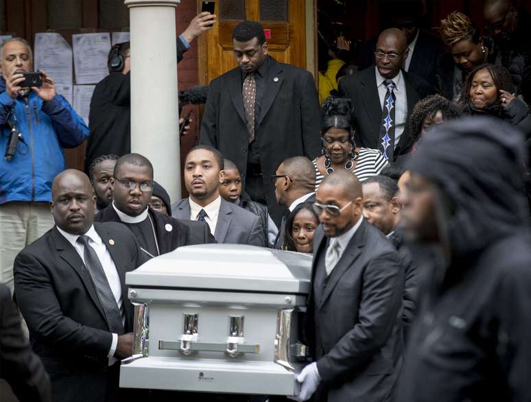 O funeral de Akai marcou novos protestos e indignação por violência contra negros nos EUA