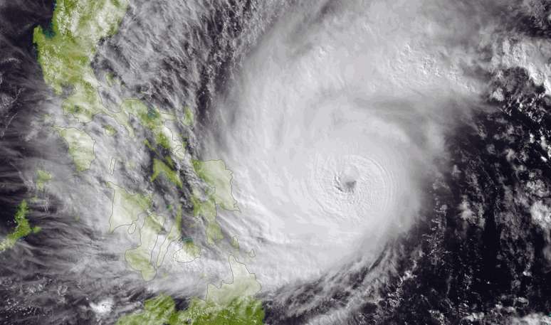 <p>Imagem disponibilizada pela Administra&ccedil;&atilde;o Oce&acirc;nica e Atmosf&eacute;rica Nacional (NOAA) mostra o Tuf&atilde;o Hagupit se aproximando das Filipinas em 5 de dezembro</p><p>&nbsp;</p>
