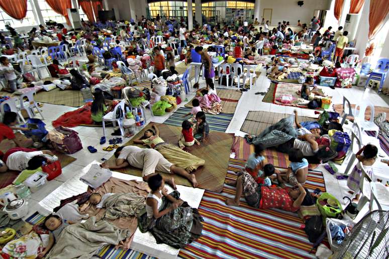 <p>Centenas de moradores se refugiaram na capital da prov&iacute;ncia de Surigao, nas Filipinas</p>