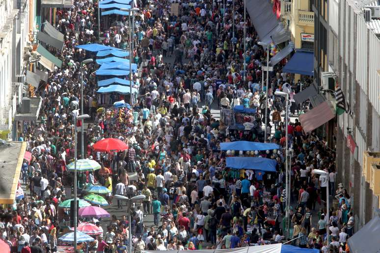 SP: milhares fazem compras de natal na rua 25 de Março; veja