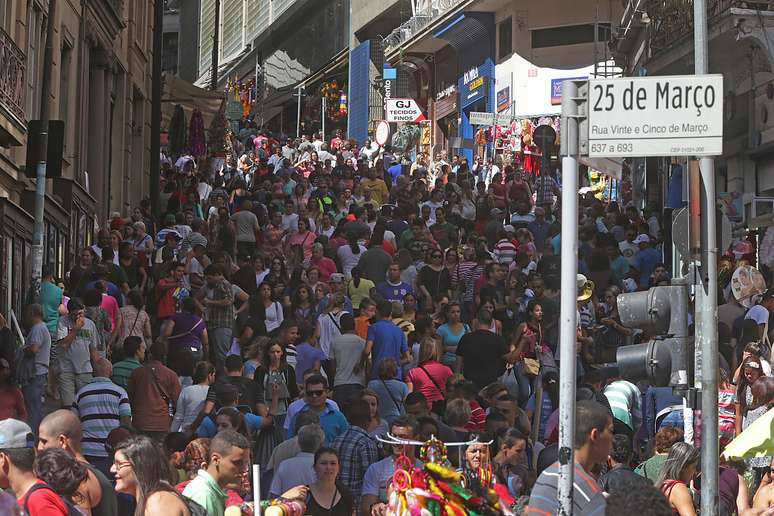 Tradicional região de comércio popular de São Paulo atrai uma multidão de consumidores