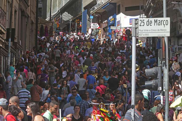 Programação especial de Natal atrai multidão na Prefeitura de