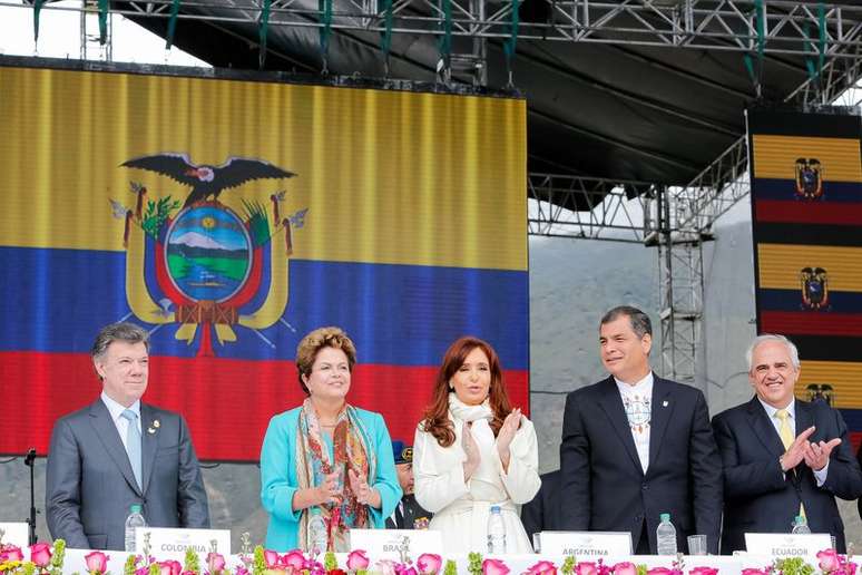 <p>"O mundo inteiro vai ser afetado, de uma forma ou de outra, alguns positivamente, outros negativamente", diz Dilma. Na foto, a presidente aparece ao lado dos líderes dos países que compõem a Unasul</p>