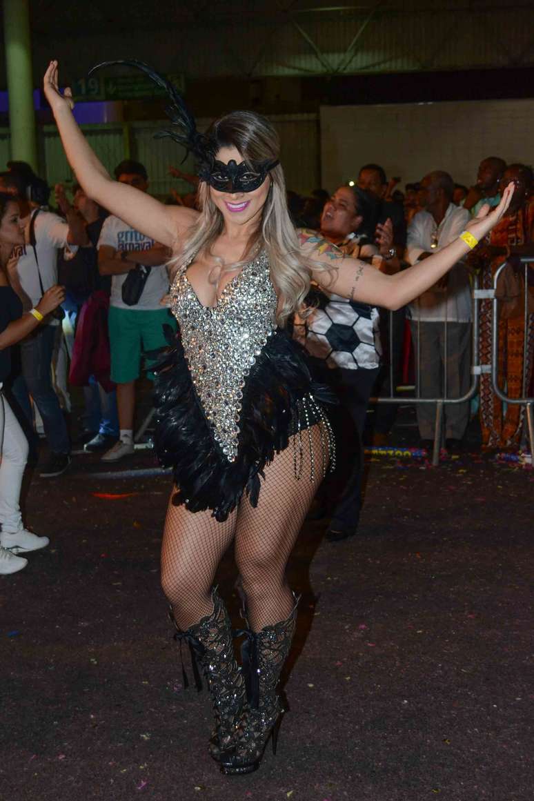Vanessa curte festa de Carnaval em São Paulo