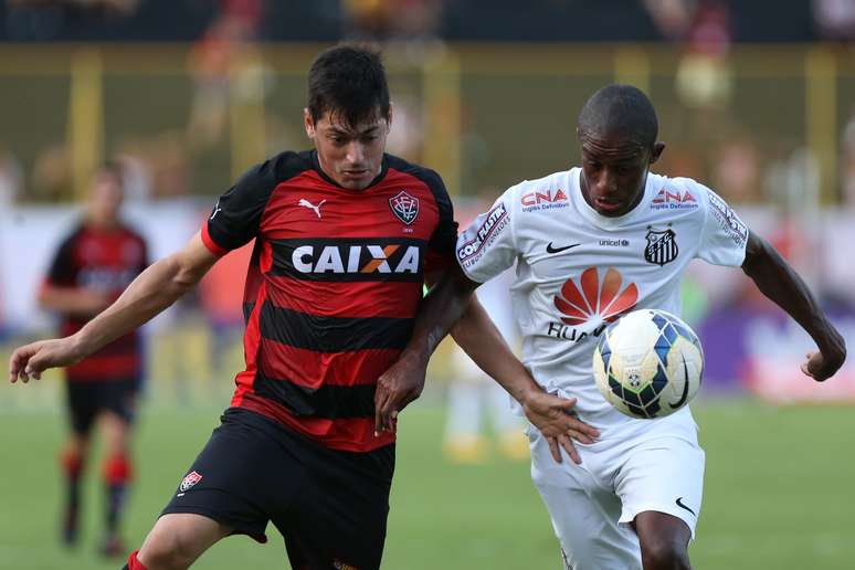 C&aacute;rceres e Caju disputam bola; empate in&uacute;til para o Vit&oacute;ria