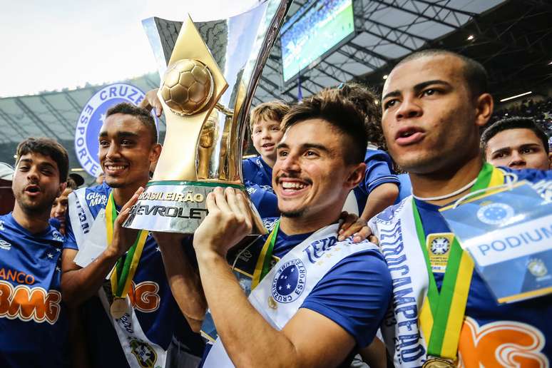 <p>Bicampeão, Cruzeiro teve jogadores valorizados em 2014</p>