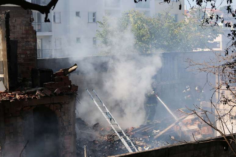 Incêndio de grandes proporções atinge uma favela na Rua Alba, no Jabaquara, zona sul de São Paulo, SP, na manhã deste domingo 
