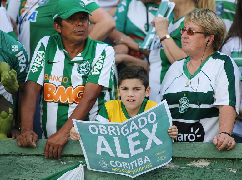 <p>Torcida do Coritiba reverenciou Alex na despedida oficial do meio-campista dos gramados, com vit&oacute;ria por 3 a 2 sobre Bahia. <strong>Veja fotos!</strong></p>