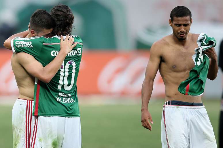 <p>Valdivia consola um dos jovens do Palmeiras, Victor Luis</p>