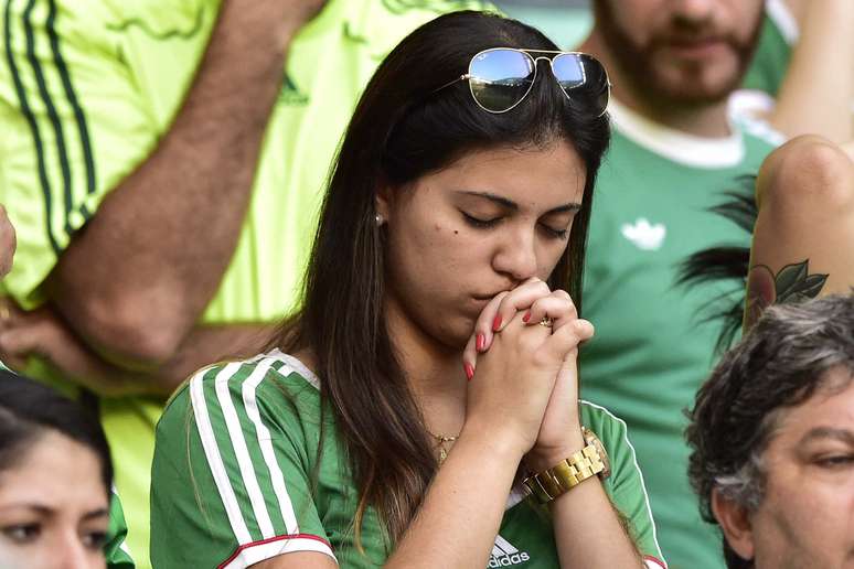 Torcedores do Palmeiras quase foram à loucura durante o empate por 1 a 1 com o Atlético-PR que só garantiu o time na primeira divisão graças à derrota do Vitória para o Santos, em Salvador. Confira imagens da tensão alviverde: