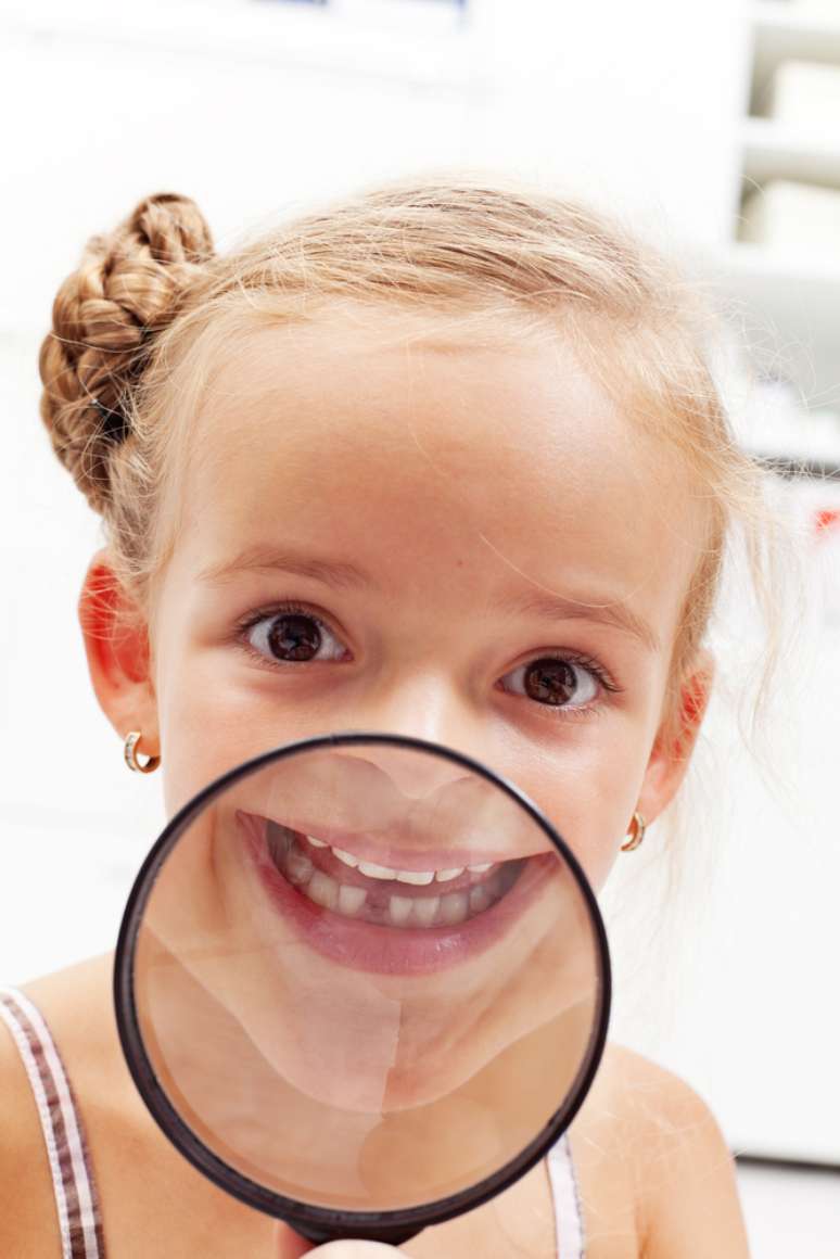 Para que a criança esteja familiarizada com higiene bucal e encare de forma bem natural a queda dos seus dentes, é bom que os pais comecem a levá-la ao dentista aos 6 meses