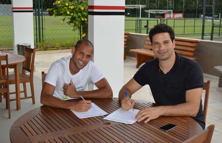 <p>Lateral Carlinhos assinou contrato com o São Paulo para 2015</p>